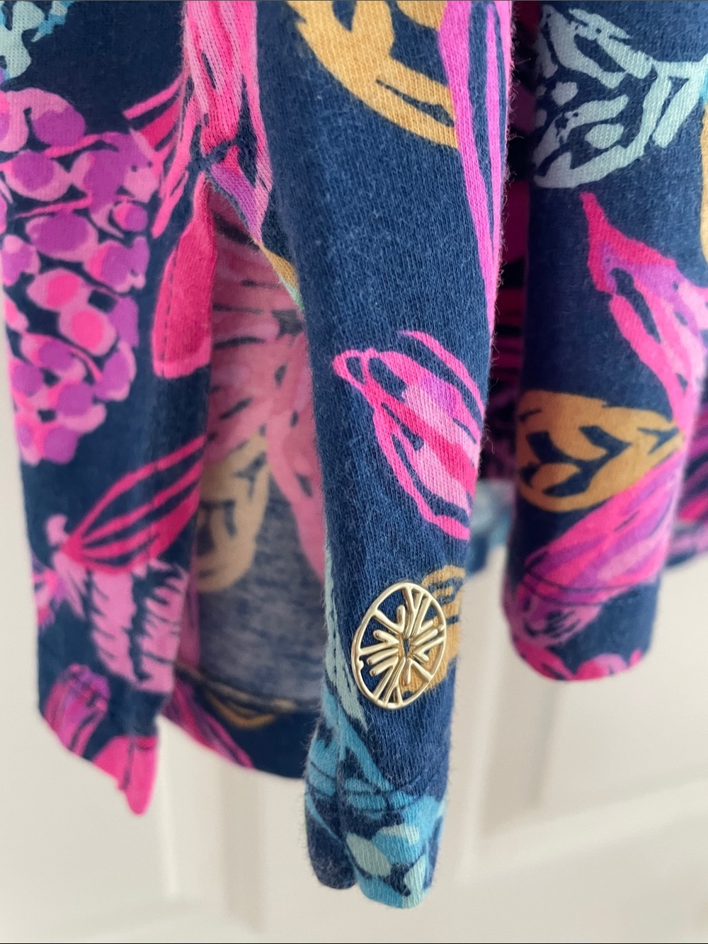 Lilly Pulitzer XL Navy V-Neck Short Sleeve Meredith T shirt - Picture 3 of 9